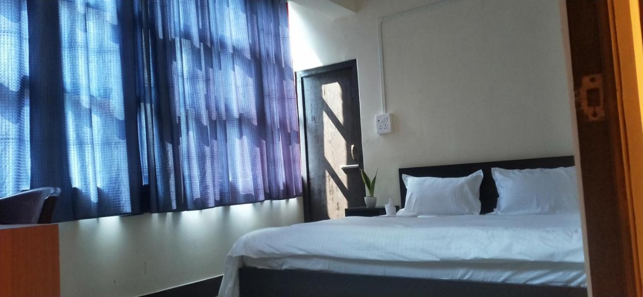 Oyo Thangal Hotel Imphal Ngoại thất bức ảnh